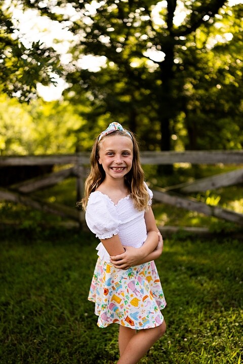 Cousins laughing together at Mamoo Cousin Camp summer photos | Kids posing in the same yard spot during Mamoo Cousin Camp | Missouri Photographer Missouri Family Photographer Missouri outdoor photographer