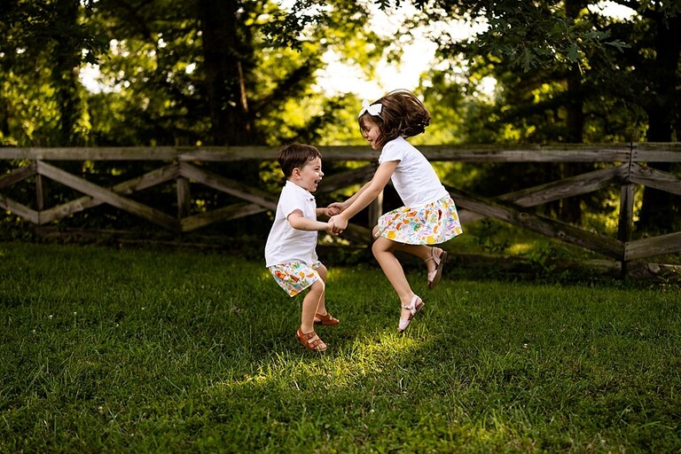 Cousins laughing together at Mamoo Cousin Camp summer photos | Kids posing in the same yard spot during Mamoo Cousin Camp | Missouri Photographer Missouri Family Photographer Missouri outdoor photographer