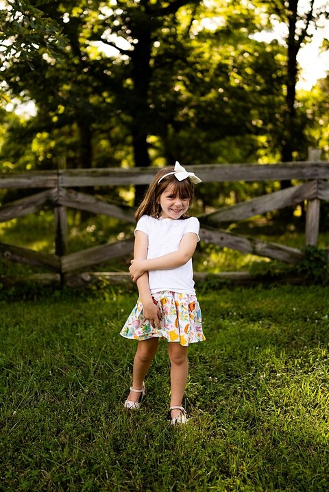 Cousins laughing together at Mamoo Cousin Camp summer photos | Kids posing in the same yard spot during Mamoo Cousin Camp | Missouri Photographer Missouri Family Photographer Missouri outdoor photographer