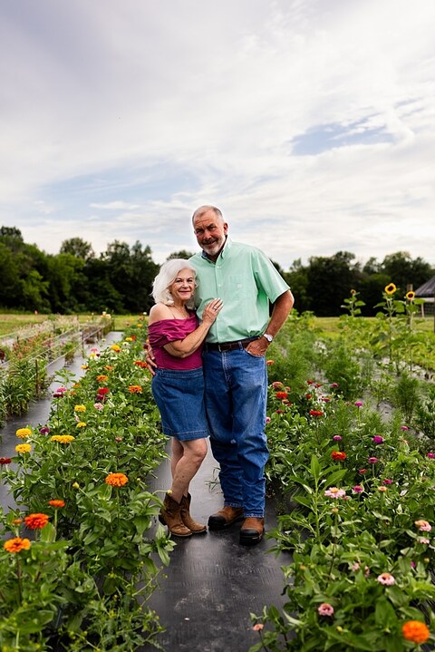 Large extended Family Photo session at Roosters Pumpkin Patch in Jonesburg Missouri 