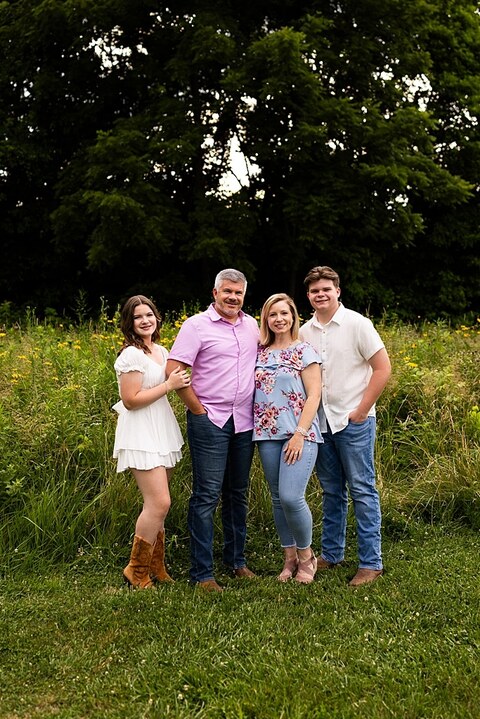 Large extended Family Photo session at Roosters Pumpkin Patch in Jonesburg Missouri 