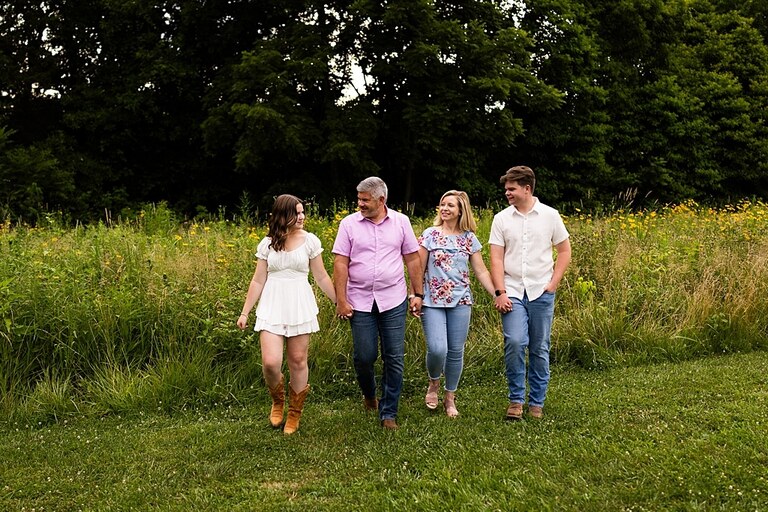 Large extended Family Photo session at Roosters Pumpkin Patch in Jonesburg Missouri 