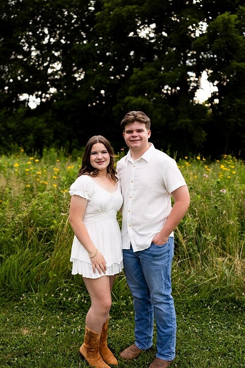 Large extended Family Photo session at Roosters Pumpkin Patch in Jonesburg Missouri 