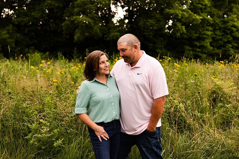 Large extended Family Photo session at Roosters Pumpkin Patch in Jonesburg Missouri 