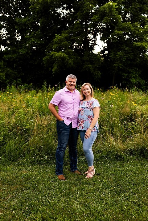 Large extended Family Photo session at Roosters Pumpkin Patch in Jonesburg Missouri 