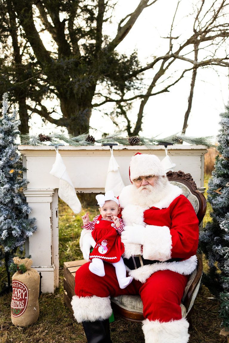 Santa Mini Photo Shoot | Christmas Mini | Santa Claus | Outdoor | Warrenton Missouri | 