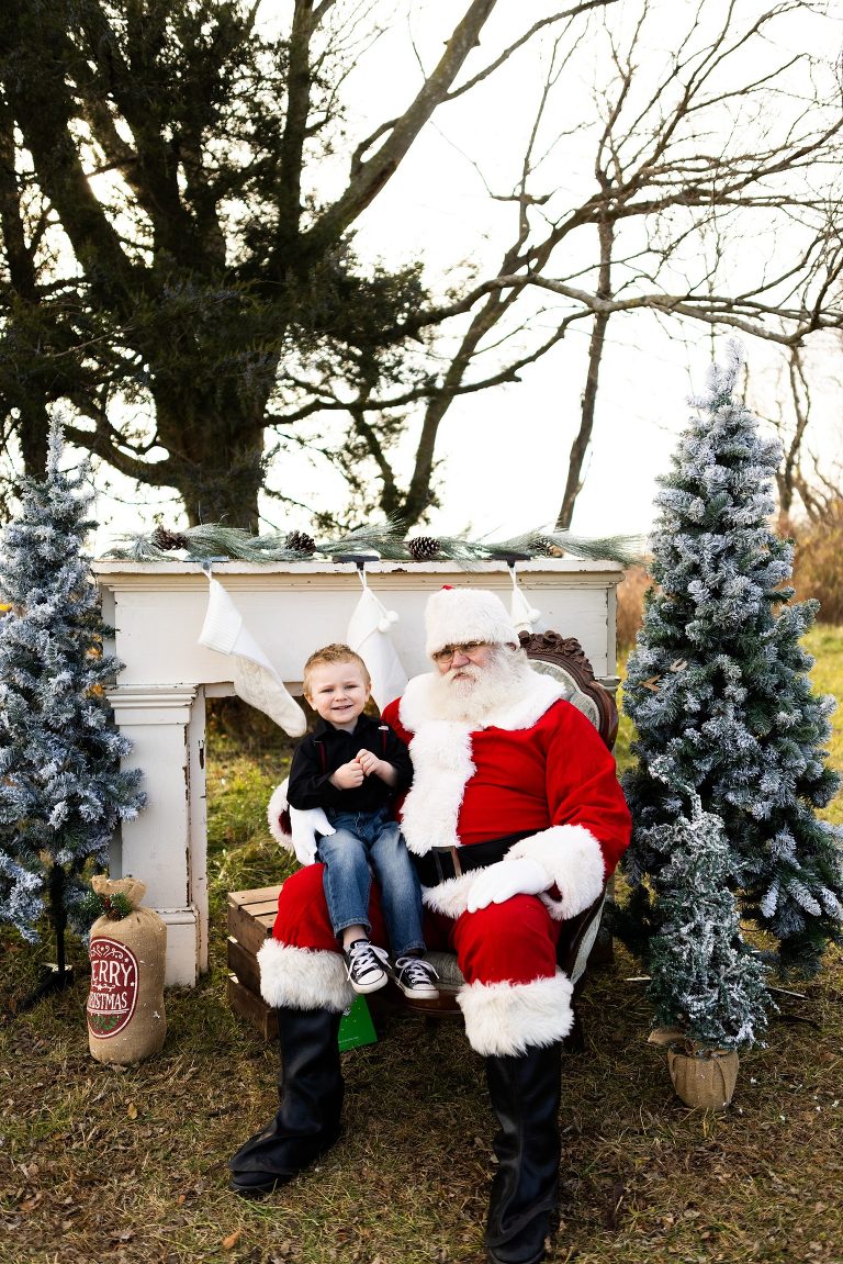 Santa Mini Photo Shoot | Christmas Mini | Santa Claus | Outdoor | Warrenton Missouri | 