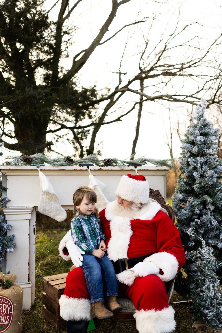 Santa Mini Photo Shoot | Christmas Mini | Santa Claus | Outdoor | Warrenton Missouri | 
