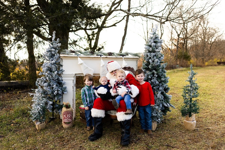 Santa Mini Photo Shoot | Christmas Mini | Santa Claus | Outdoor | Warrenton Missouri | 