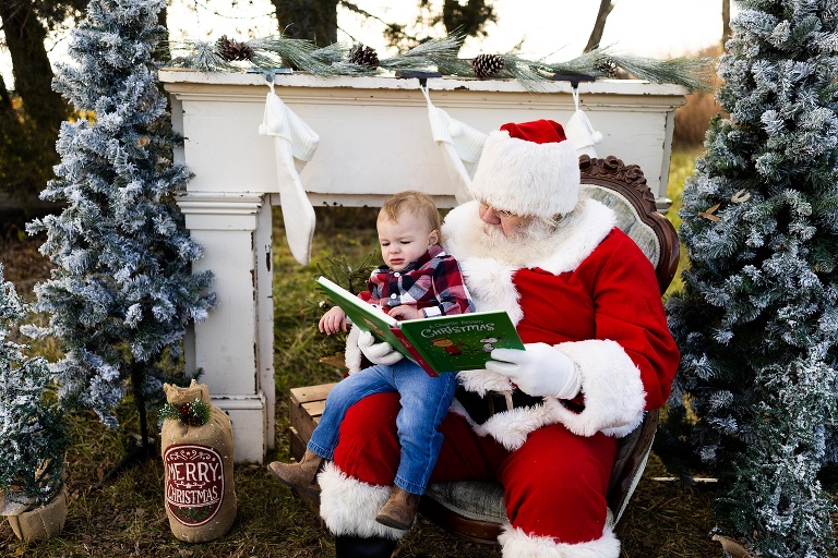 Santa Mini Photo Shoot | Christmas Mini | Santa Claus | Outdoor | Warrenton Missouri | 