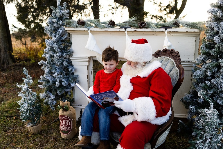 Santa Mini Photo Shoot | Christmas Mini | Santa Claus | Outdoor | Warrenton Missouri | 