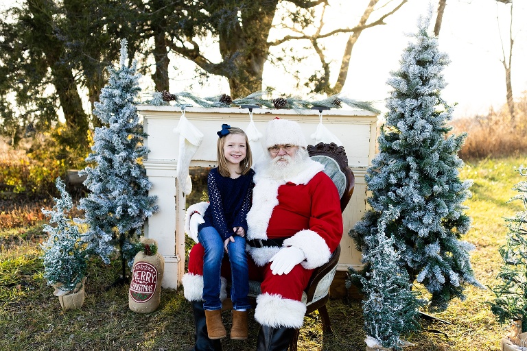 Santa Mini Photo Shoot | Christmas Mini | Santa Claus | Outdoor | Warrenton Missouri | 