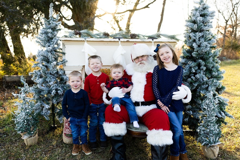 Santa Mini Photo Shoot | Christmas Mini | Santa Claus | Outdoor | Warrenton Missouri | 