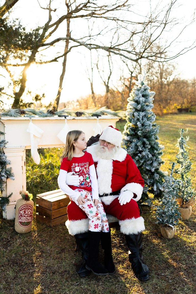Santa Mini Photo Shoot | Christmas Mini | Santa Claus | Outdoor | Warrenton Missouri | 