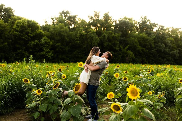 Sunflower Photo Shoot | Rebecca Chapman Photography | Outdoor Photographer | Sunflowers | Sunflower Photographer | Sunflower photos | Sunflower field | Couples Sunflower Field Photo Shoot