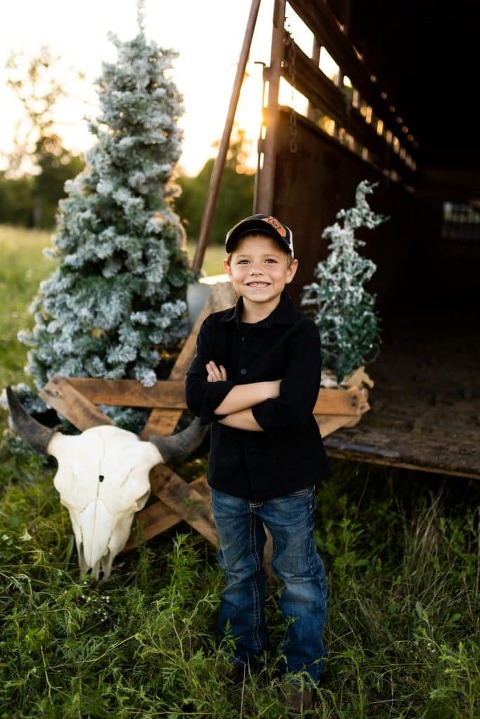 2022 Country Christmas Mini's | Rebecca Chapman Photography | Mini Photo Shoot | Themed Session | Country | Western | Stock Trailer Photo Shoot