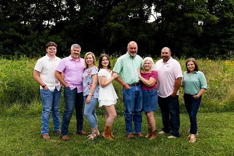 Large extended Family Photo session at Roosters Pumpkin Patch in Jonesburg Missouri 