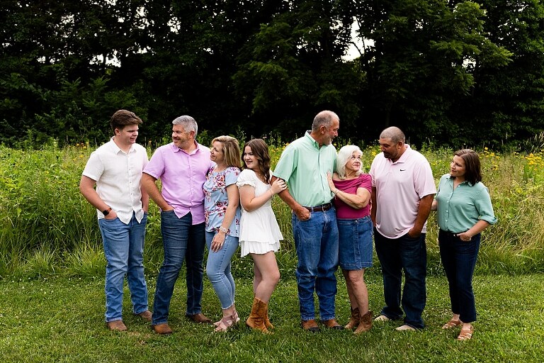 Large extended Family Photo session at Roosters Pumpkin Patch in Jonesburg Missouri 