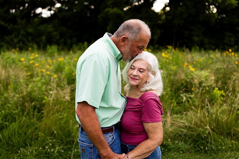Large extended Family Photo session at Roosters Pumpkin Patch in Jonesburg Missouri 
