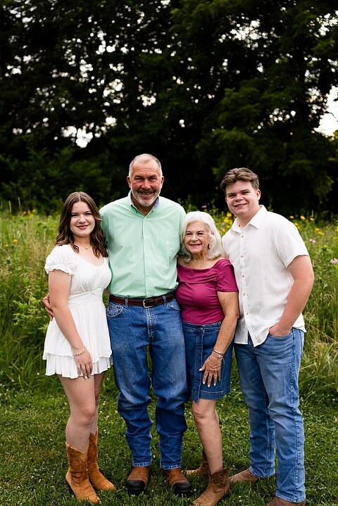 Large extended Family Photo session at Roosters Pumpkin Patch in Jonesburg Missouri 