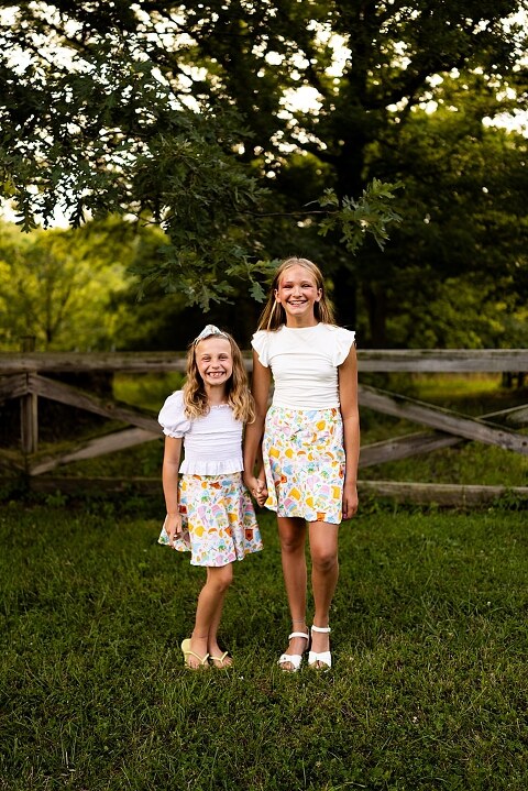 Cousins laughing together at Mamoo Cousin Camp summer photos | Kids posing in the same yard spot during Mamoo Cousin Camp | Missouri Photographer Missouri Family Photographer Missouri outdoor photographer